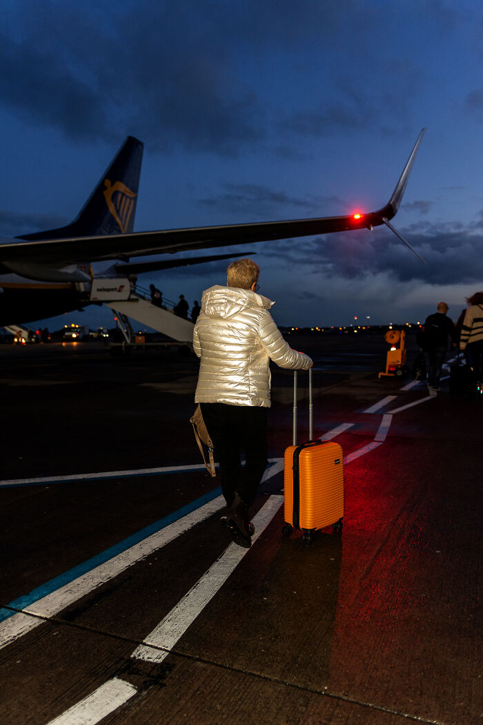 40 Photographs By William Josephs Radford That Show The Reality Of Flying Economy