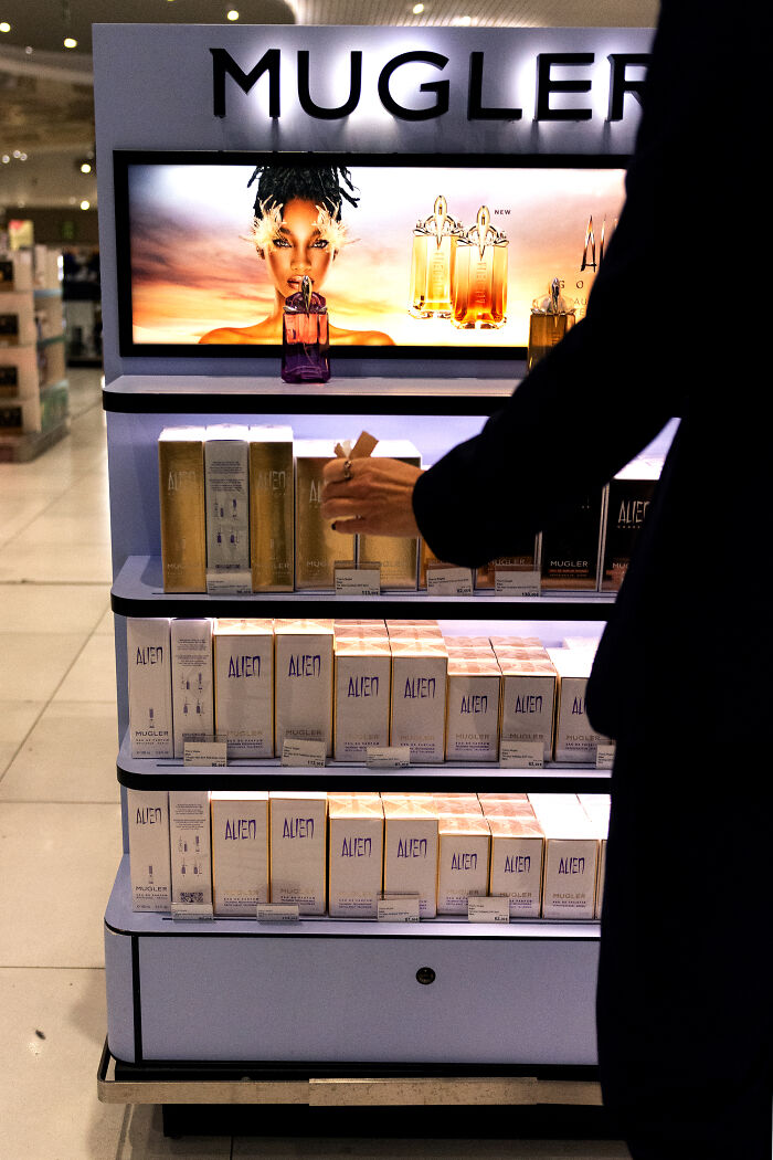 40 Photographs By William Josephs Radford That Show The Reality Of Flying Economy