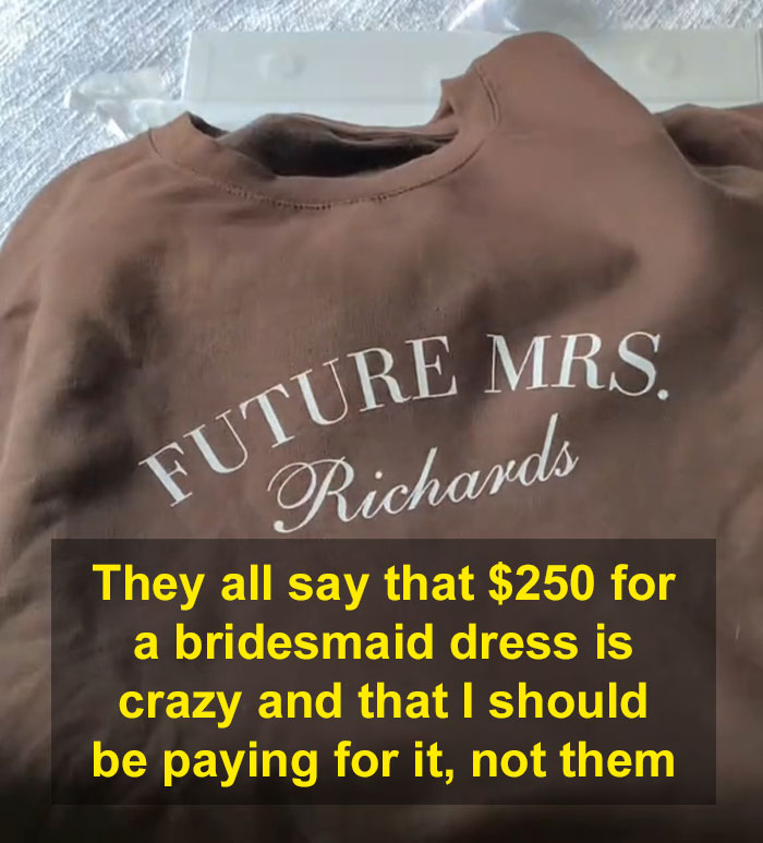 Bride Wants Her Bridesmaids To Pay $250 For Their Dresses But They Refuse, Drama Ensues Bride Wants Her Bridesmaids To Pay $250 For Their Dresses But They Refuse, Drama Ensues