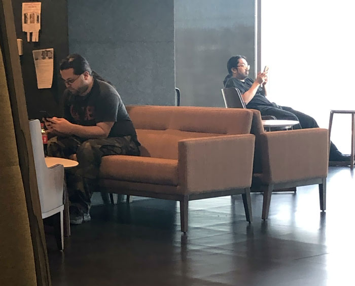 Llevo 2 años trabajando aquí y nunca los había visto juntos. He descubierto hoy que son 2 personas distintas