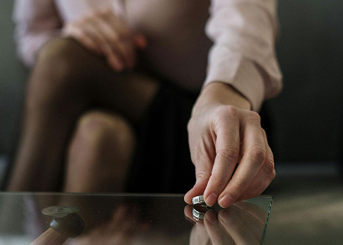 Man Demands &ldquo;Useless&rdquo; Fianc&eacute;e Have Kids With Him, Turns Violent When She Hands Back Her Ring