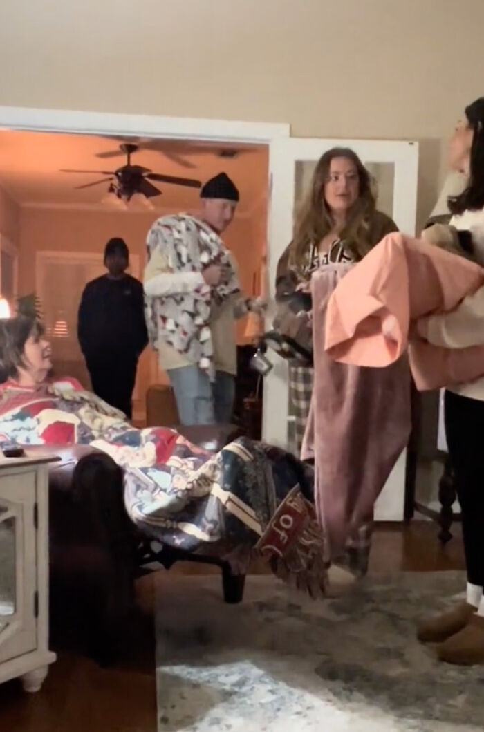 "I Will Never Forget This": Grandparents Love Their Adult Grandkids Surprising Them With Sleepovers "I Will Never Forget This": Grandparents Love Their Adult Grandkids Surprising Them With Sleepovers