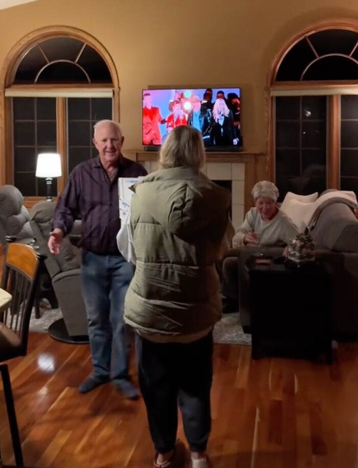 "I Will Never Forget This": Grandparents Love Their Adult Grandkids Surprising Them With Sleepovers "I Will Never Forget This": Grandparents Love Their Adult Grandkids Surprising Them With Sleepovers