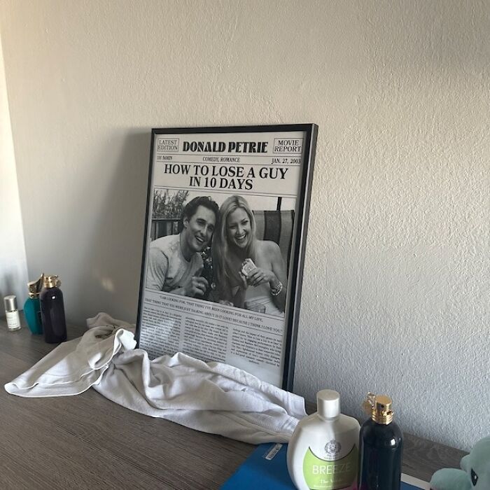 Spread The Scoop Of The Century With This Retro Tribute To Plot Twists And Love Lists – A Decor Choice That Guarantees A Good Read Into Rom-Com Royalty.