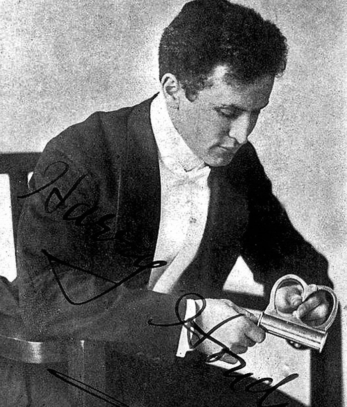 This Group Is Dedicated To Discussing The Mandela Effect, Here Are 30 Of Their Best Examples