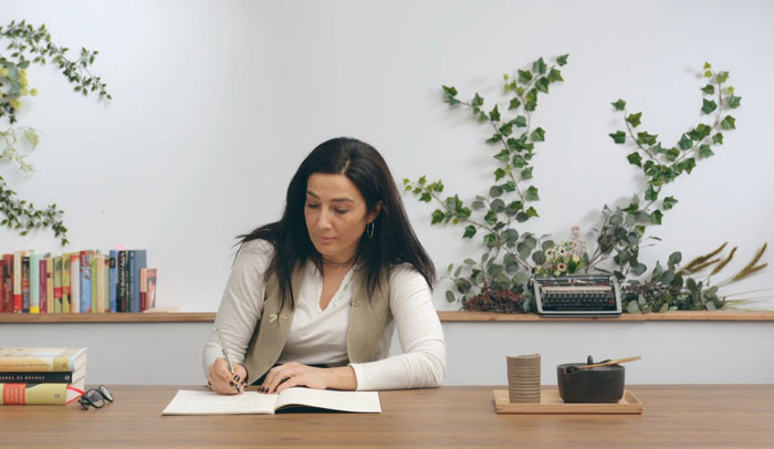 Make your imagination your reality with this Writing a Novel Step by Step course by Domestika . Dive headfirst into the land of creativity, and turn your daydreams into an enthralling novel with some guidance from a successful published author.