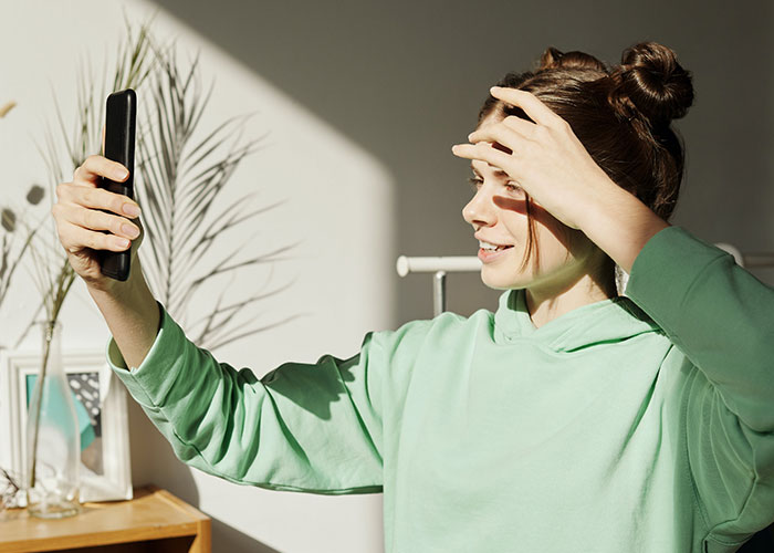 Parents Called Out For Their Parenting After 11 Y.O. Daughter Has A Meltdown Over An iPhone