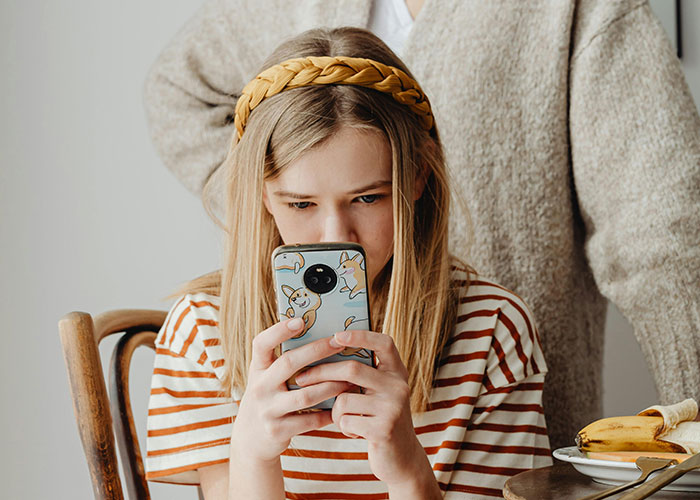 Parents Called Out For Their Parenting After 11 Y.O. Daughter Has A Meltdown Over An iPhone