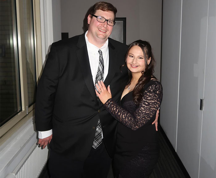 “That Salt Sprinkling Prick”: 45 Celebs That Refused To Let Go Of Their 15 Minutes Of Fame