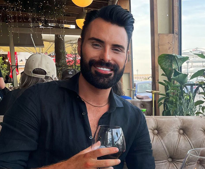 “That Salt Sprinkling Prick”: 45 Celebs That Refused To Let Go Of Their 15 Minutes Of Fame