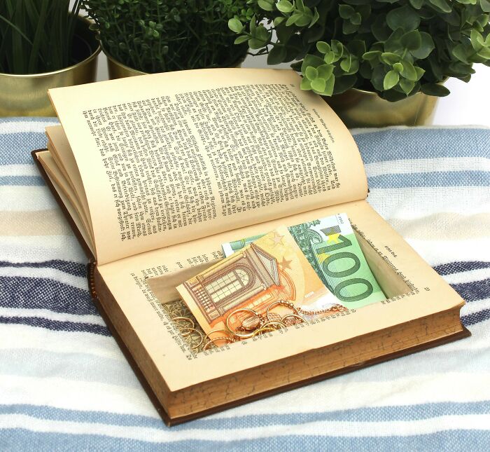 Someone Asked “What Is Something You Do In A Hotel, You Never Do At Home?”, And 29 People Delivered