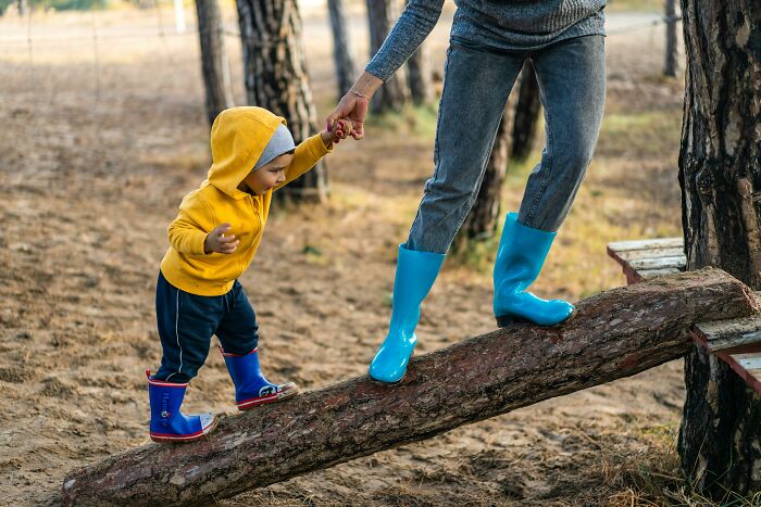 Small kid with mom walking on branch 