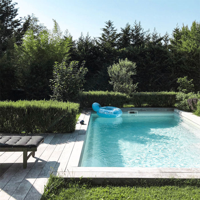 Plunge pool in the corner of the yard