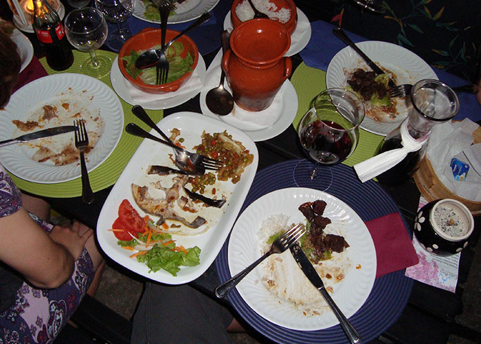 “Everyone Will Hate You”: 35 Restaurant Workers Reveal Dirty Secrets You Might Not Want To Know