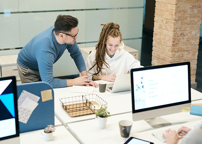 30 Signs Of A Toxic Workplace That Many People Are So Used To, They Don't Recognize Them