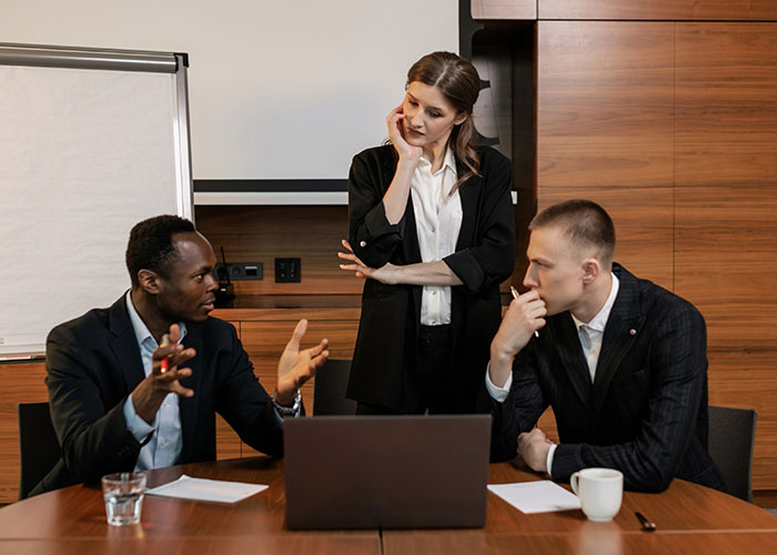 30 Signs Of A Toxic Workplace That Many People Are So Used To, They Don't Recognize Them