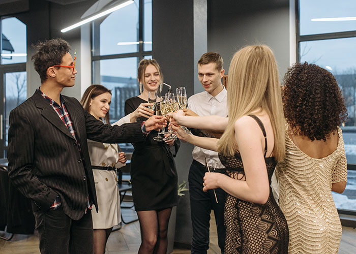 30 Signs Of A Toxic Workplace That Many People Are So Used To, They Don't Recognize Them