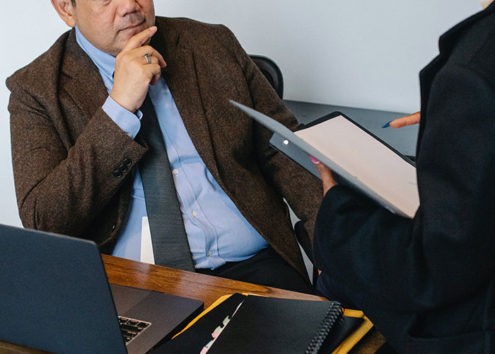 30 Signs Of A Toxic Workplace That Many People Are So Used To, They Don't Recognize Them