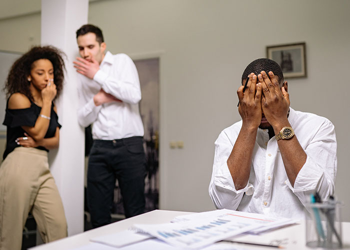 30 Signs Of A Toxic Workplace That Many People Are So Used To, They Don't Recognize Them