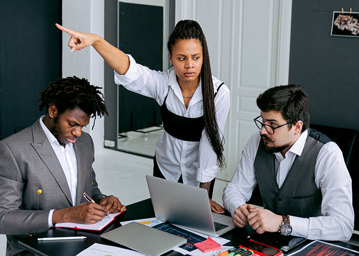 30 Signs Of A Toxic Workplace That Many People Are So Used To, They Don't Recognize Them