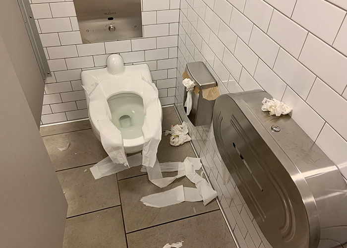 30 Signs Of A Toxic Workplace That Many People Are So Used To, They Don't Recognize Them