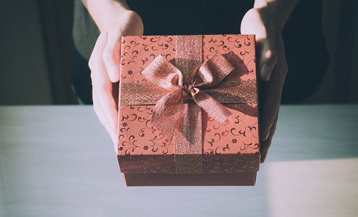 Guy Asks If He&rsquo;d Be A Jerk To Spend Valentine&rsquo;s With Mom Instead Of GF, Gets A Reality Check