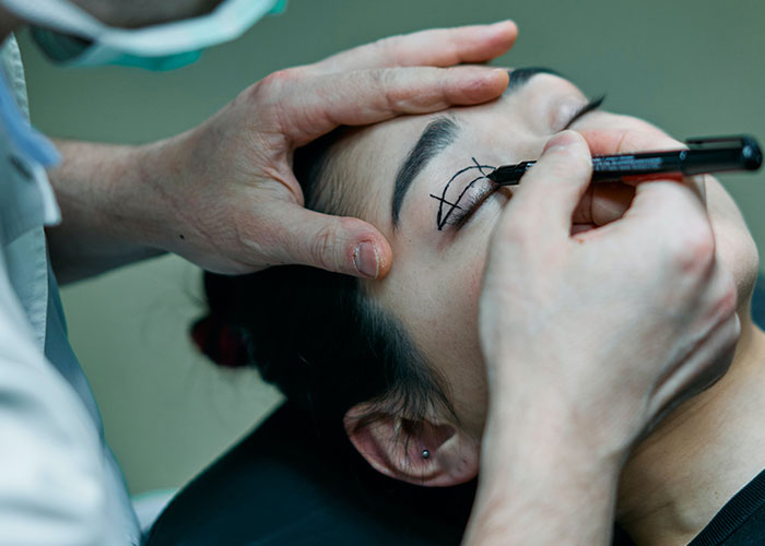 “Settle Down, Handsome Squidward”: 40 People Reveal What Beauty Standards They Find Unattractive