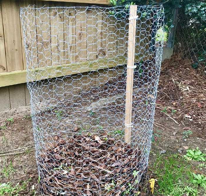 DIY wired fence composting pit DIY wired fence composting pit