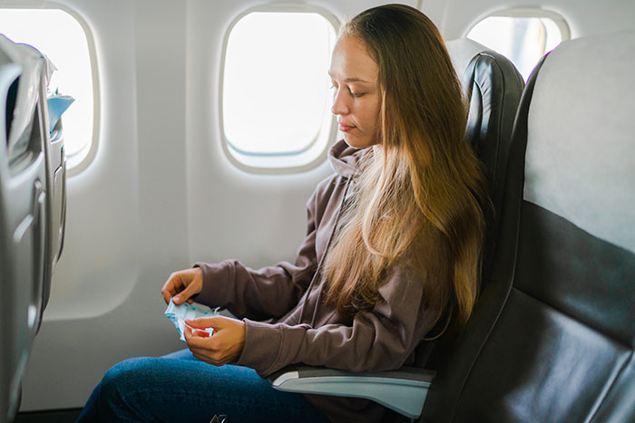 Dad Figures Out How To Make Woman On Plane Uncomfortable After She Refuses To Move Her Hair Away