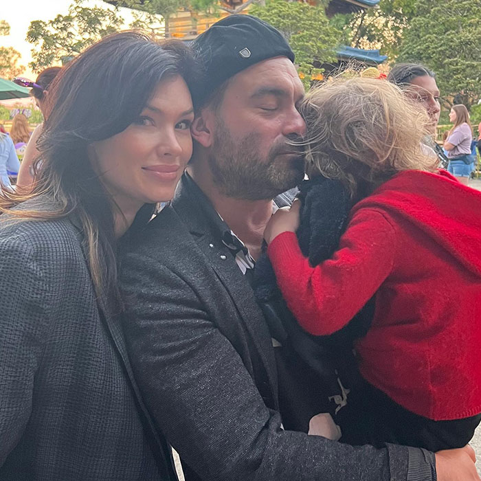 “Absolutely Beautiful Family": Fans Congratulate Big Bang Theory’s Johnny Galecki On New Life “Absolutely Beautiful Family": Fans Congratulate Big Bang Theory’s Johnny Galecki On New Life
