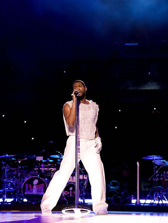 Usher&rsquo;s Super Bowl Halftime Show Didn&rsquo;t Exactly Go As Planned, Sparking Hilarious Memes Online