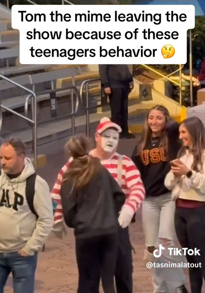 People Blaming Gen-Z&rsquo;s &ldquo;Lack Of Discipline&rdquo; For Controversial Incident With SeaWorld Mime