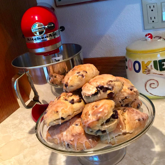 Unleash Your Culinary Creativity With The KitchenAid Artisan Series 5 Quart Tilt-Head Stand Mixer: Complete With Pouring Shield For Effortless Mixing Bliss