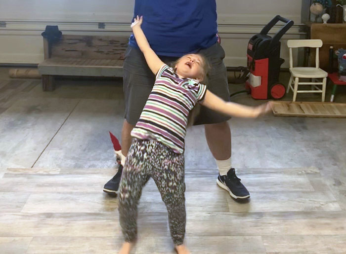 Mi hija pisando una pieza de Lego