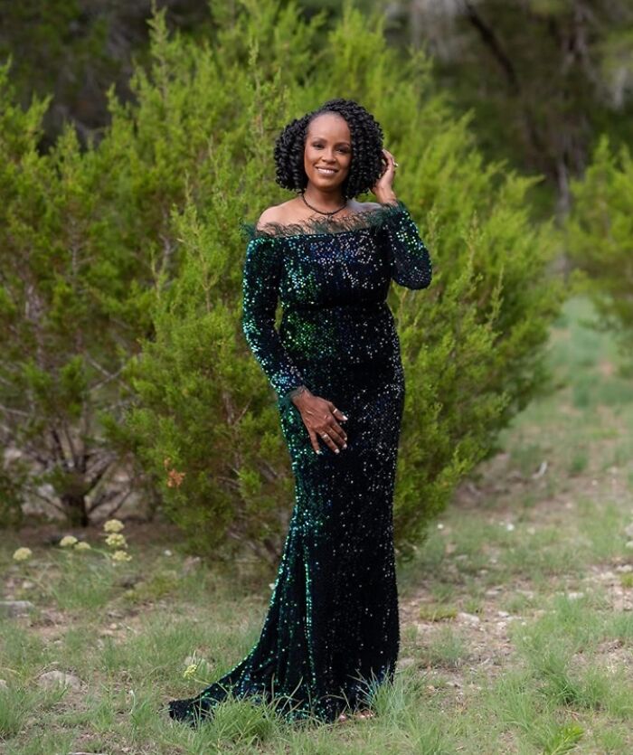 Shoulder Showdown: When Feathers Meet Sequins 