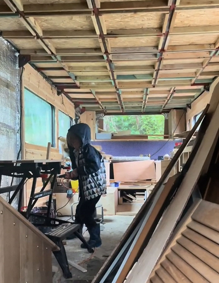 Single Mom Can&rsquo;t Afford A House, So She Converts A Double-Decker Bus Into A Tiny Home