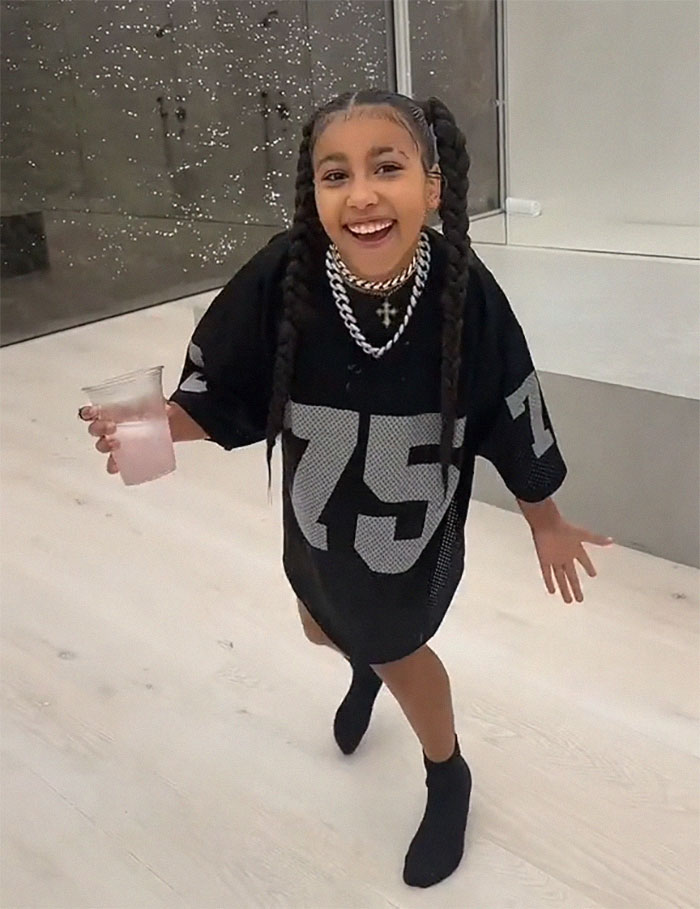 &ldquo;North West On The Guitar?&ldquo;: People Don&rsquo;t Recognize H.E.R. During Usher&rsquo;s Super Bowl Show