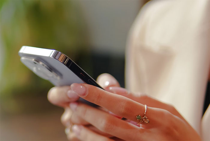 Woman Refuses To Cover Her Scar After It Triggers Her Friend At The Beach, Drama Ensues Woman Refuses To Cover Her Scar After It Triggers Her Friend At The Beach, Drama Ensues