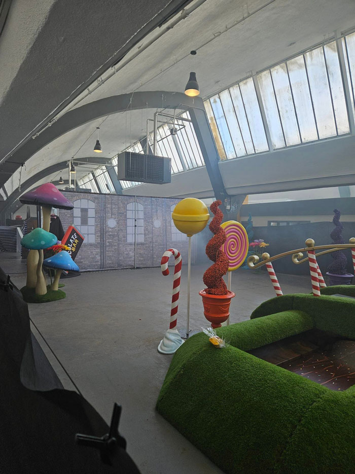 Terrible Willy Wonka &lsquo;Immersive Chocolate Experience&rsquo; Makes People Chuckle After Pics Go Viral