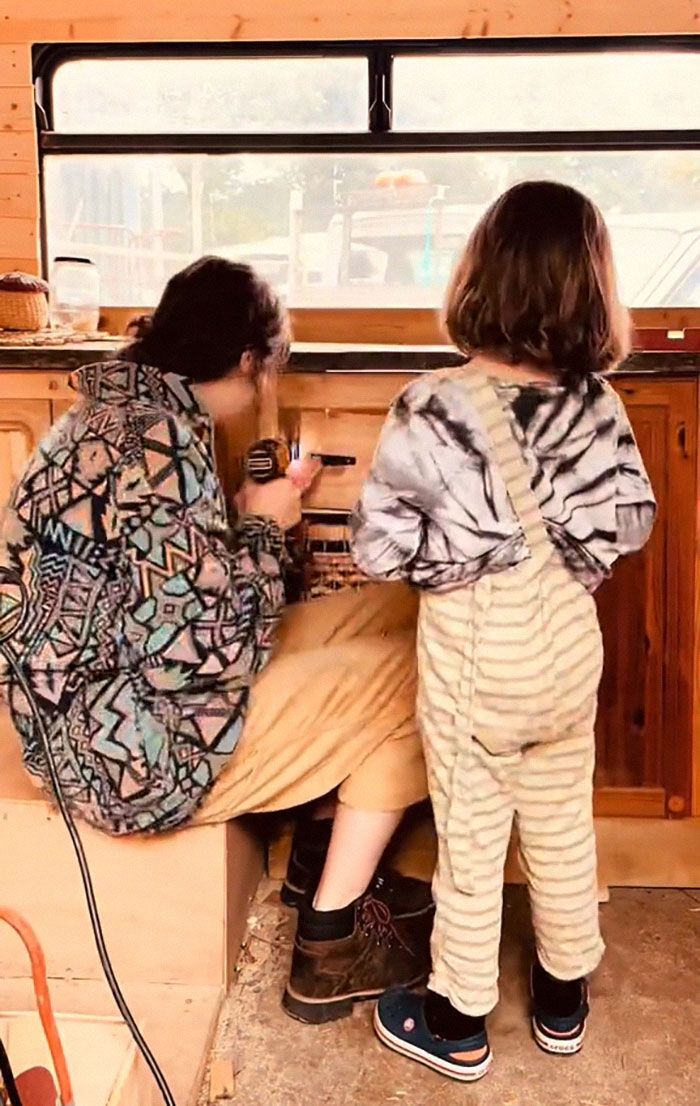 Single Mom Can&rsquo;t Afford A House, So She Converts A Double-Decker Bus Into A Tiny Home