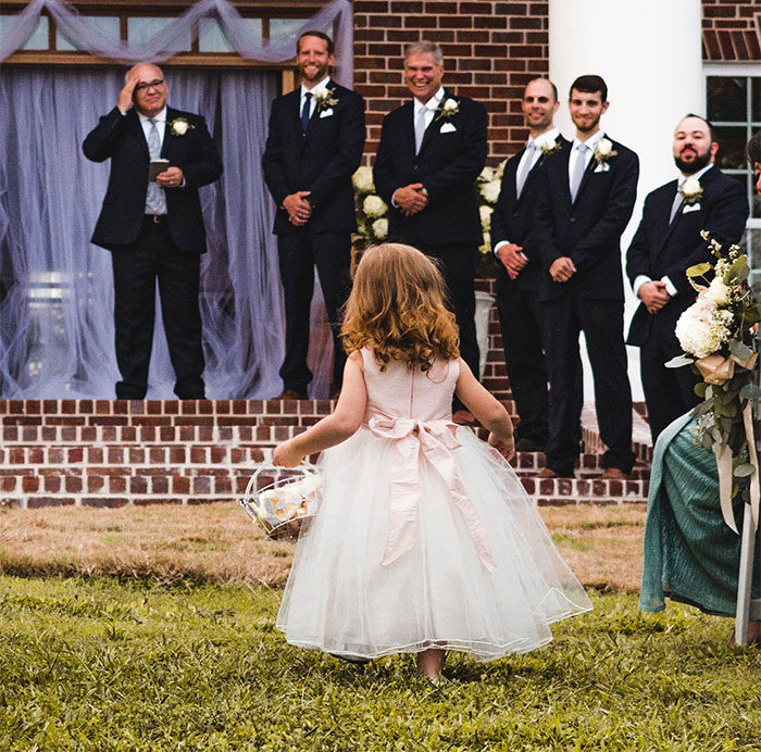 Woman Seeks Support After Being “Uninvited” From Sister’s Wedding, Gets Dragged Instead Woman Seeks Support After Being “Uninvited” From Sister’s Wedding, Gets Dragged Instead