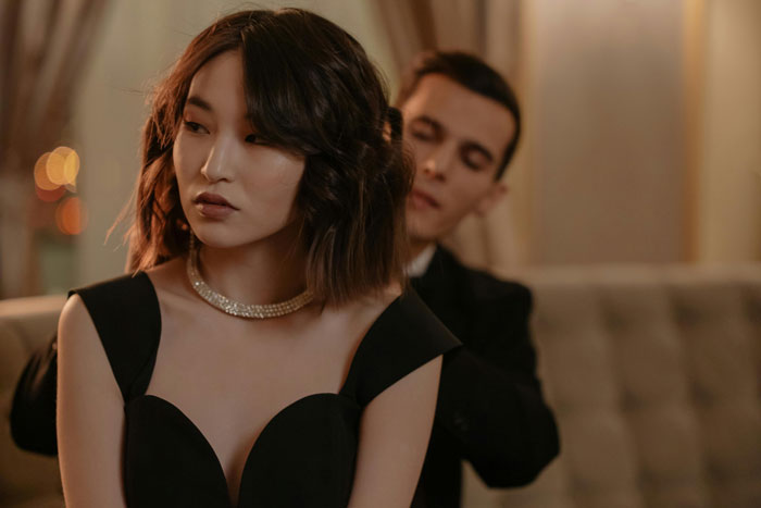  Woman Allows Husband&rsquo;s Mistress To Think He Owns Her Assets, Gets Called A &ldquo;Douche&rdquo; By Friend