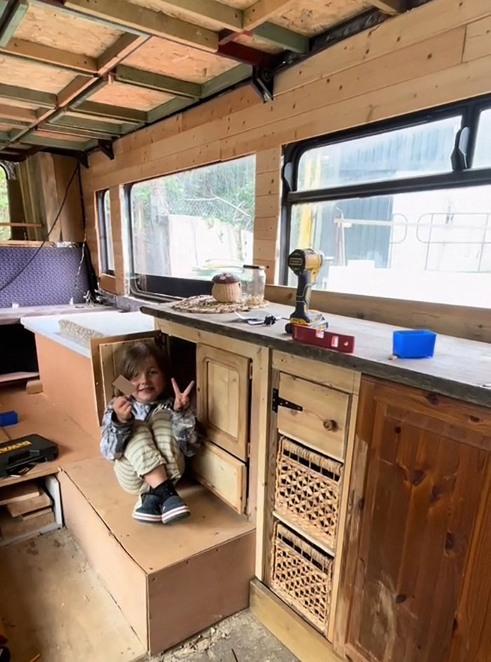 Single Mom Can&rsquo;t Afford A House, So She Converts A Double-Decker Bus Into A Tiny Home
