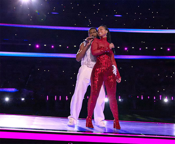 Usher&rsquo;s Super Bowl Halftime Show Didn&rsquo;t Exactly Go As Planned, Sparking Hilarious Memes Online