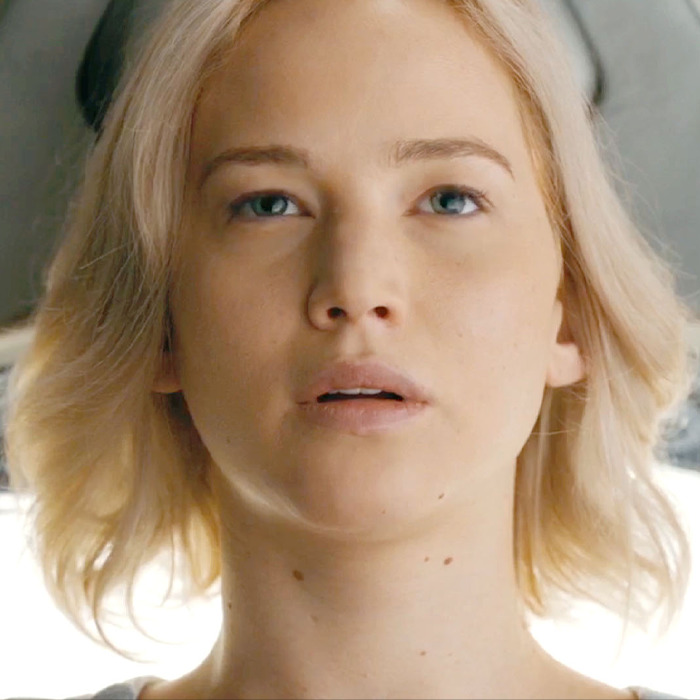 Close-up of a woman with blonde hair and clear skin, highlighting famous people accused of plastic surgery.