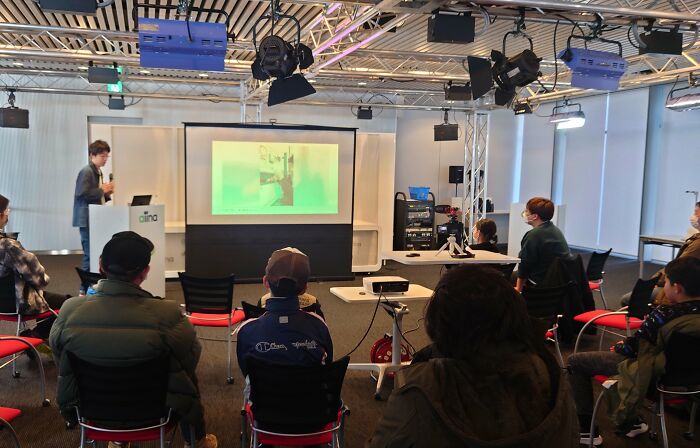 Here’s A Unique Gadget Created By This Guy to Protect Heads While Using Phones in Bed Here’s A Unique Gadget Created By This Guy to Protect Heads While Using Phones in Bed