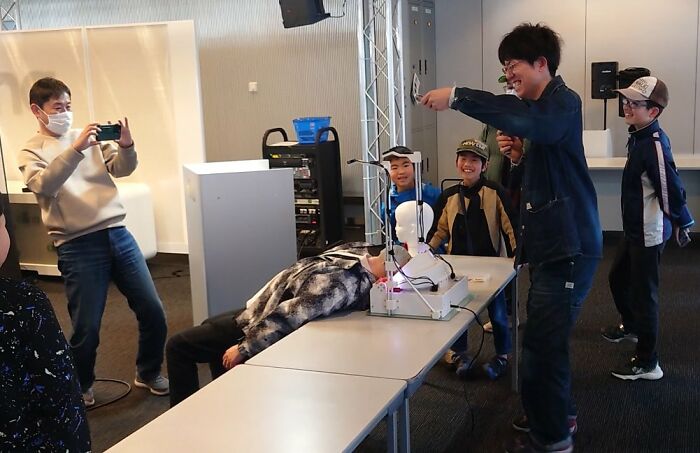 Here’s A Unique Gadget Created By This Guy to Protect Heads While Using Phones in Bed Here’s A Unique Gadget Created By This Guy to Protect Heads While Using Phones in Bed