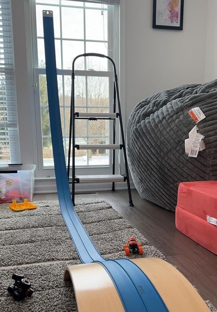  Blu Track: The Coolest Roll-Up Raceway Ever