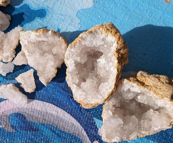 Dive Into Geological Adventure With NATIONAL GEOGRAPHIC Break Open 10 Premium Geodes: Includes Goggles And Display Stands - Explore STEM Science!