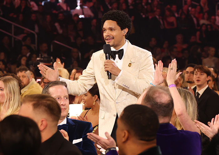 “Best Host Ever”: Trevor Noah’s “Tactful” Taylor Swift Joke During Grammys Praised Online “Best Host Ever”: Trevor Noah’s “Tactful” Taylor Swift Joke During Grammys Praised Online